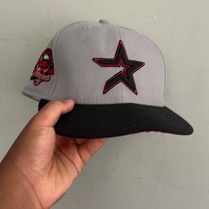 Nice grey hat size of it is 57.7 cm